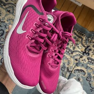 Nike women shose size 10 color white purple